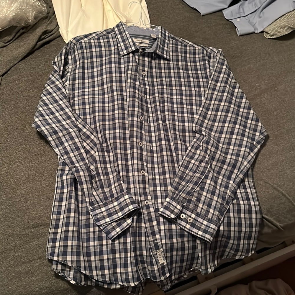 Van Heusen classic fit shirt. Dark Blue pattern 18-18.5 XXL cotton and polyester
